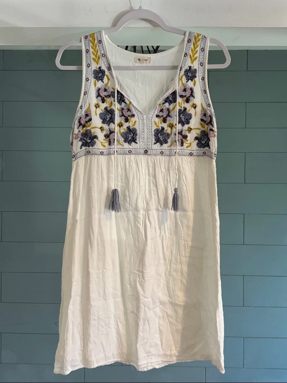 Sleeveless White‎ Embroidered V-Neck Mini Dress
